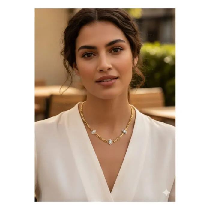 ⁦كوليه بسلسلة عريضة مطلية باللون الذهبي ، بثلاث وحدات بيضاوية على شكل عين أو دمعة لامعة . مُصممة بأحجار فضية لامعة - وصلات إضافية لضبط المقاس.⁩ - الصورة ⁦2⁩
