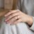 ⁦دبلة ذهبية معدنية بملمس رملي وتصميم مريح للاستخدام اليومي⁩ - الصورة ⁦3⁩