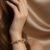 ⁦أسورة ذهبية أنيقة بقفل جانبي، تتميز بتصميم عقدة اللانهاية المتشابكة والمرصعة بفصوص زركون لامعة. تناسب كل المناسبات.⁩ - الصورة ⁦3⁩