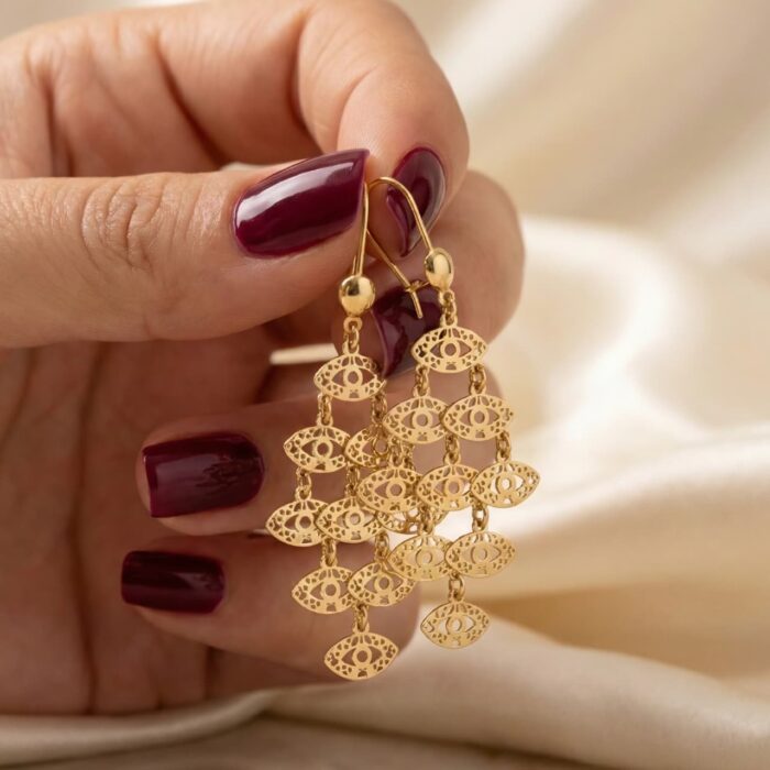 ⁦حلق ذهبي طويل بتصميم "العين" المفرغ؛ دلايات متحركة تمنحكِ جاذبية فريدة وتراثية بلمسة عصرية. قطعة استثنائية تخطف الأنظار بجمالها.⁩ - الصورة ⁦4⁩