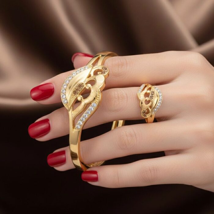 ⁦طقم (سوار وخاتم) راقٍ بتصميم متقن يجمع بين البساطة والحرفية العالية، مريح وثابت ليمنحك إطلالة فاخرة وأناقة هادئة تناسب كافة المناسبات الراقية.⁩ - الصورة ⁦5⁩