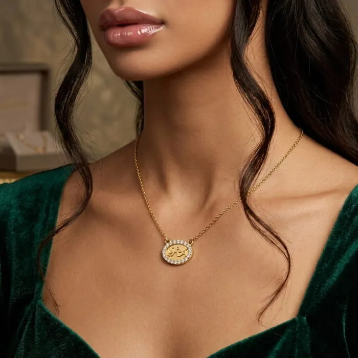 ⁦كوليه ذهبي أنيق، مصنوع من الستانلس ستيل المقاوم للصدأ، مرصع بفصوص زركون لامعة بعبارة "أنت عمري"، مع قفل قابل للتعديل ليناسبكِ.⁩ - الصورة ⁦3⁩
