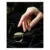 ⁦خاتم ذهبي بيضاوي مرصع بالزركون بتصميم مفرغ عصري⁩ - الصورة ⁦5⁩